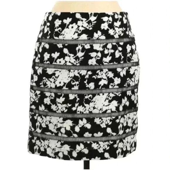 White House Black Market Dresses & Skirts - White House Black Market Women's White & Black Floral w Lattice Lined Pencil Str